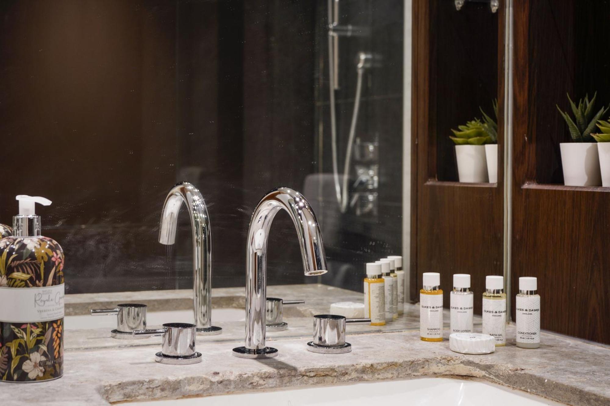 Livestay Luxury 2br, 2ba With Balcony In Chelsea